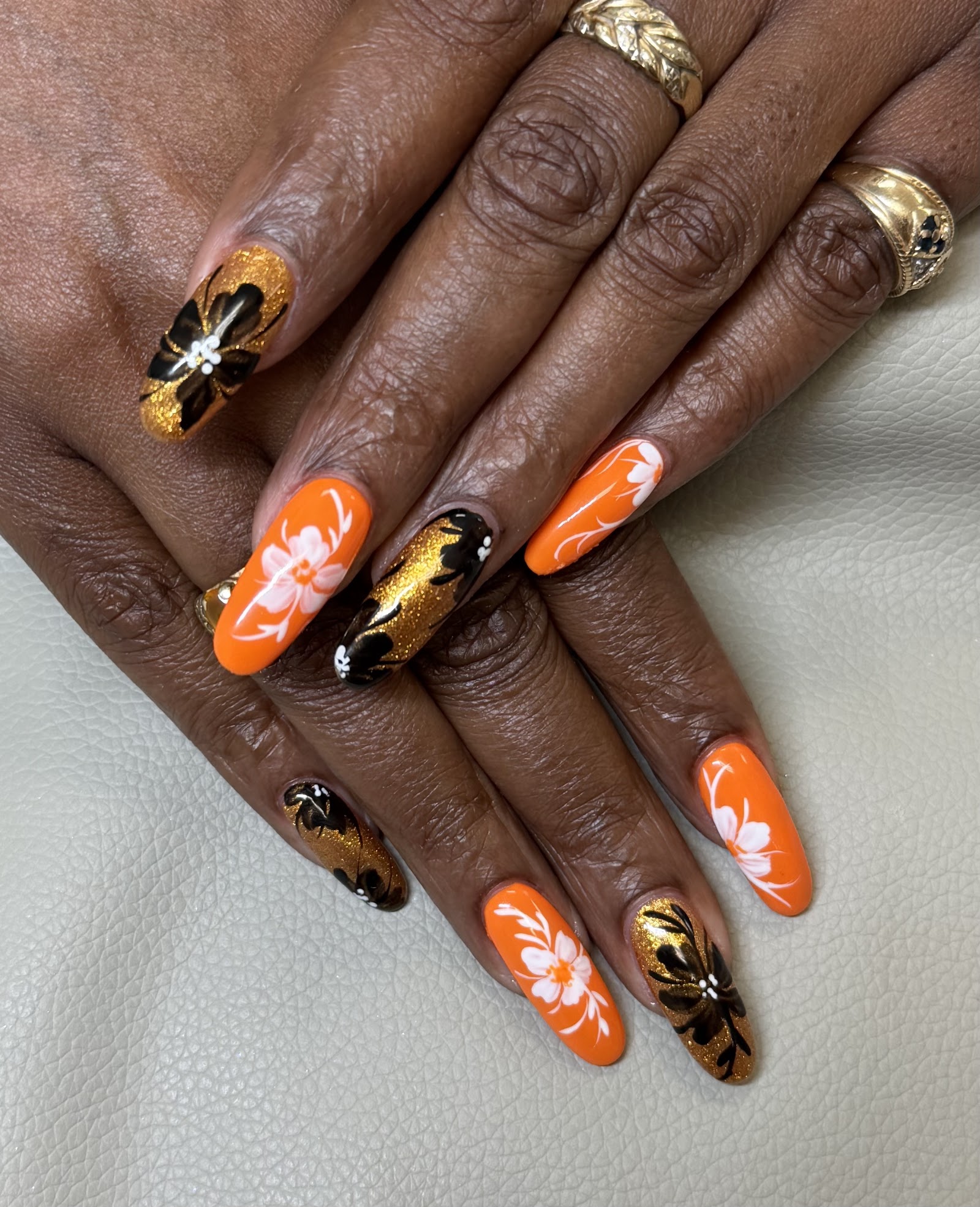 Mia Nails logo